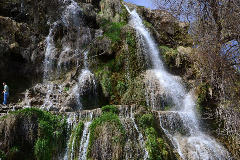 با آبشار زیبای نیاسر در شهرستان کاشان آشنا شوید