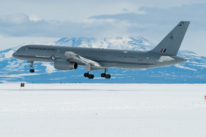 باند فرودگاه یخی در  قاره قطب جنوب 