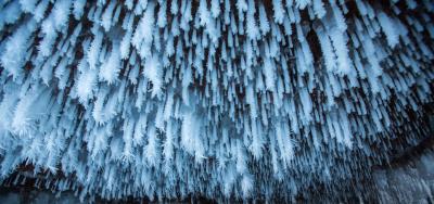 دریاچه سوپریور؛ هنرنمایی آب در غار یخی