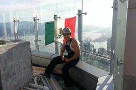 ماجرای کارگری که پرچم مکزیک را بر فراز ساختمان هتل ترامپ در ونکوور آویخت