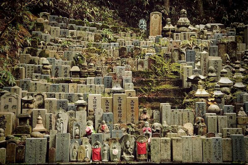 اوکونوئین؛ بزرگترین قبرستان ژاپن