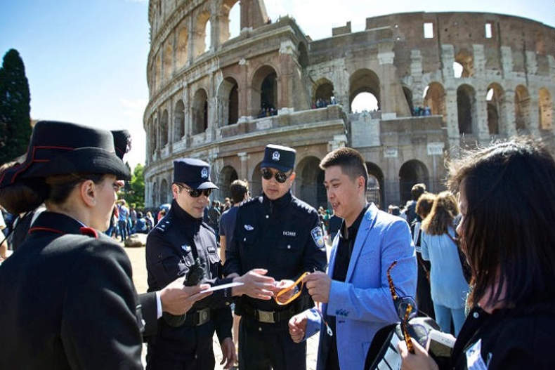 گشت زنی پلیس های چینی در ایتالیا
