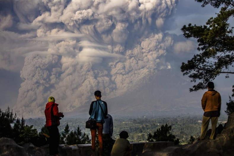 ابر خاکستری در اندونزی در پی فوران آتشفشان