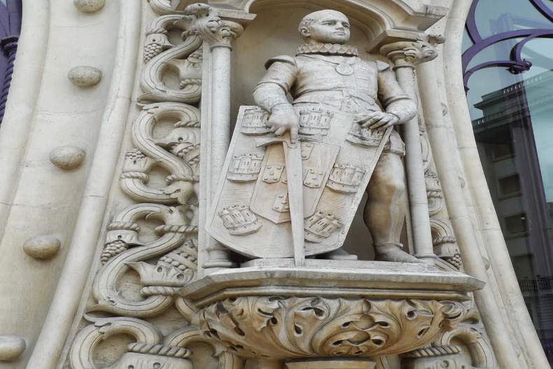 تخریب مجسمه ۱۲۶ ساله پادشاه پرتغال در اثر گرفتن سلفی