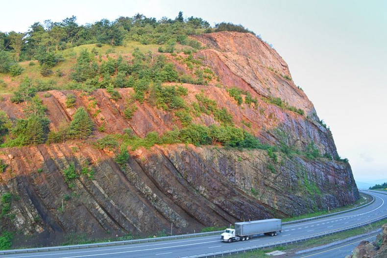 صخره های ۳۵۰ میلیون ساله در جاده سایدلینگ ، آمریکا