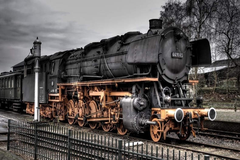 روزشمار: ۲۴ اردیبهشت؛ انجام اولین آزمایش راه آهن برقی در منلو پارک توسط «توماس ادیسون»