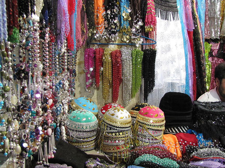 فروش کلاه و سرپوش محلی در بازار کرمانشاه