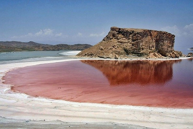 رنگ آب دریاچه ارومیه قرمز شد