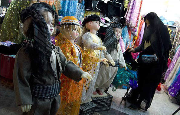مانکن های لباس محلی کودکانه در بازار کرمانشاه
