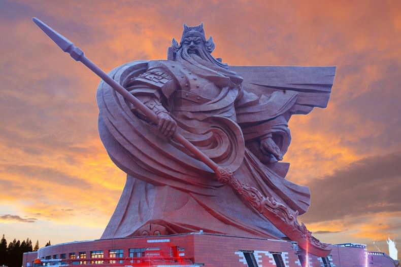چین از مجسمه‌ باشکوه گوانگ یو رونمایی کرد
