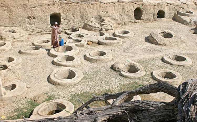 چاه‌های تلا لافت مربوط به دوران‌های تاریخی پس از اسلام است و در روستای لافت جزیره قشم استان هرمزگان واقع شده است.