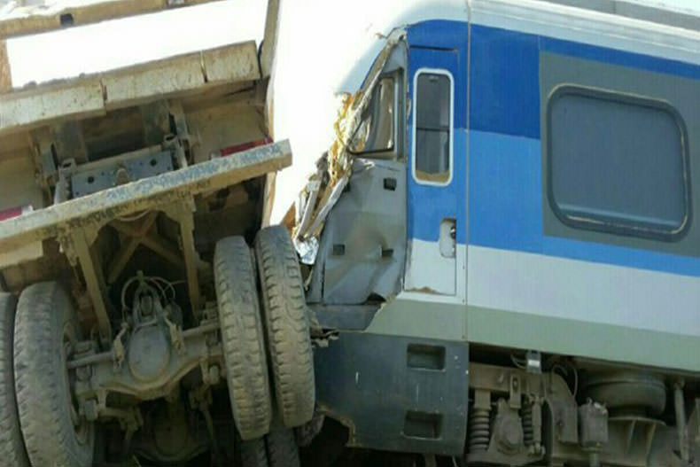 برخورد قطار و کامیون در مازندران