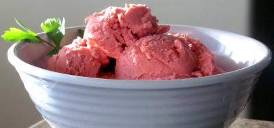 تماشا کنید: طرز تهیه ماست بستنی سالم با طعم توت فرنگی