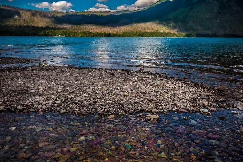 سنگریزه‌ های رنگی دریاچه‌ مک دونالد؛ ایالت مونتانا