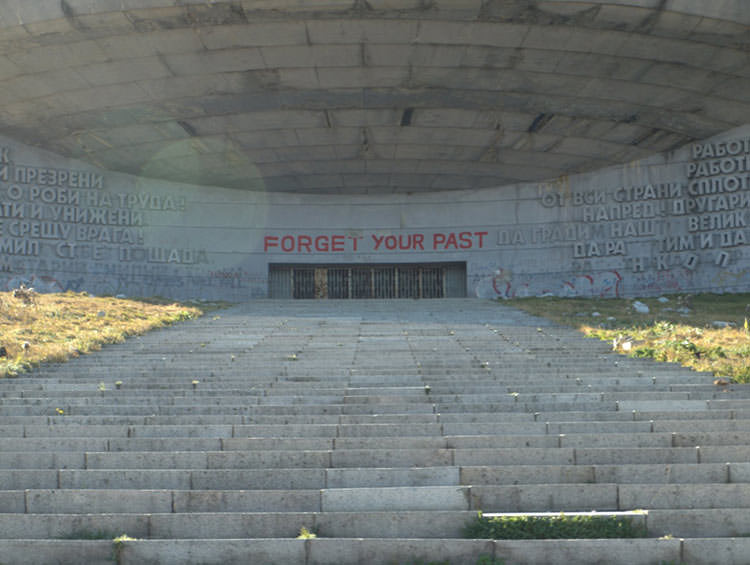 ساختمان متروکه گردهمایی حزب کمونیست در بلغارستان