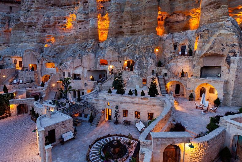 یوناک اولری؛ هتلی در دل صخره‌های ترکیه
