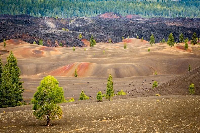با تپه‌ های شنی رنگین در پارک ملی آتشفشانی لاسن آشنا شوید