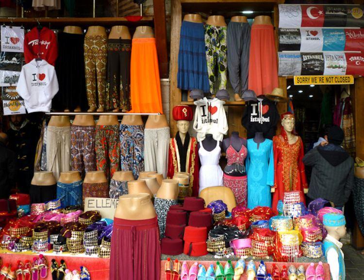Где купить турецкие. Турецкий рынок одежды. Рынок вещей в Турции. Турецкие магазины одежды. Магазины в Турции.