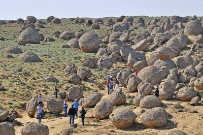 آشنایی با دره توپ‌ های سنگی در قزاقستان