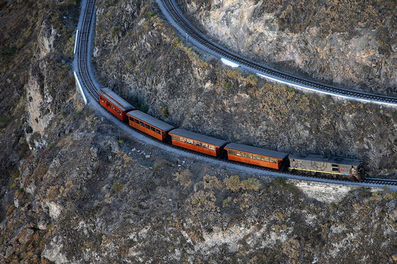 ساخت یکی از عجیب ترین خطوط راه آهن جهان در اکوادور