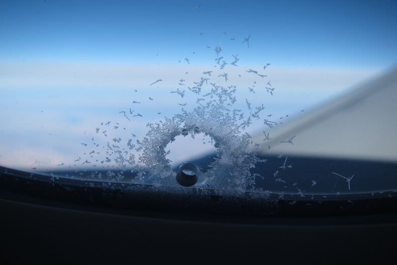چرا پنجره هواپیما سوراخ های کوچک دارد؟