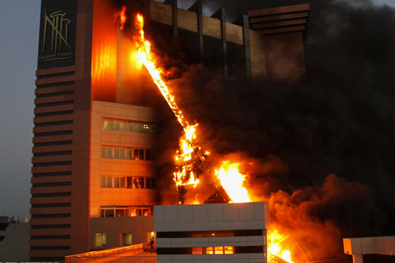 آتش گرفتن ساختمان تجاری اداری در مشهد
