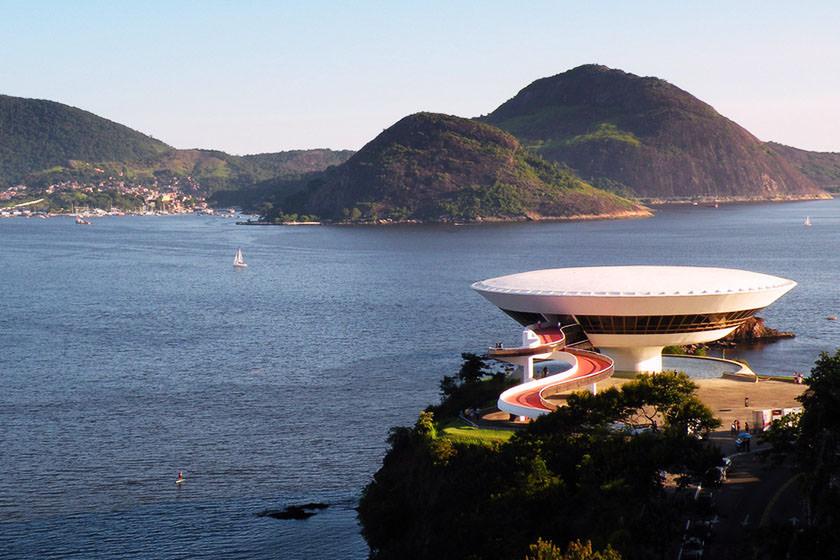 موزه هنر معاصر نیتروی،‌ گلی شکوفا در میان صخره های ریو دو ژانیرو