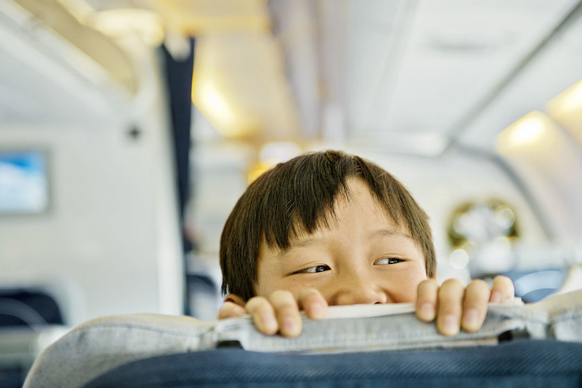 چگونه در هوا‌پیما با والدینی که با کودک خود سفر می کنند، رفتار کنیم؟ 