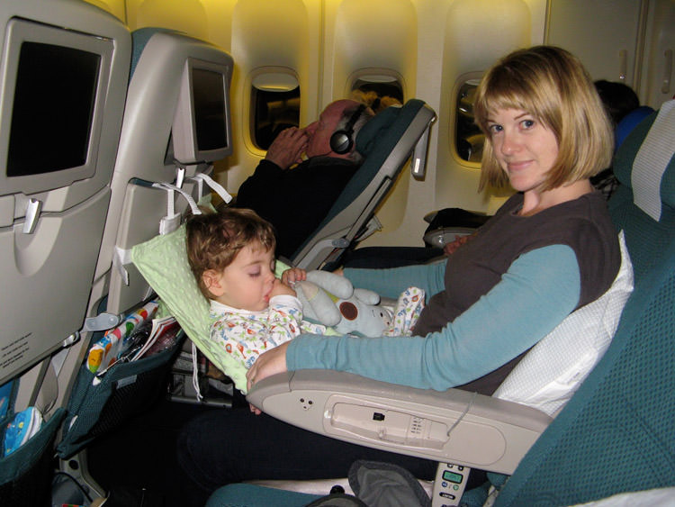 Самолет с маленьким ребенком. Гамак в самолет для ребенка. Гамак для младенца в самолет. Люлька в самолете для ребенка. Гамачок в самолет для ребенка.