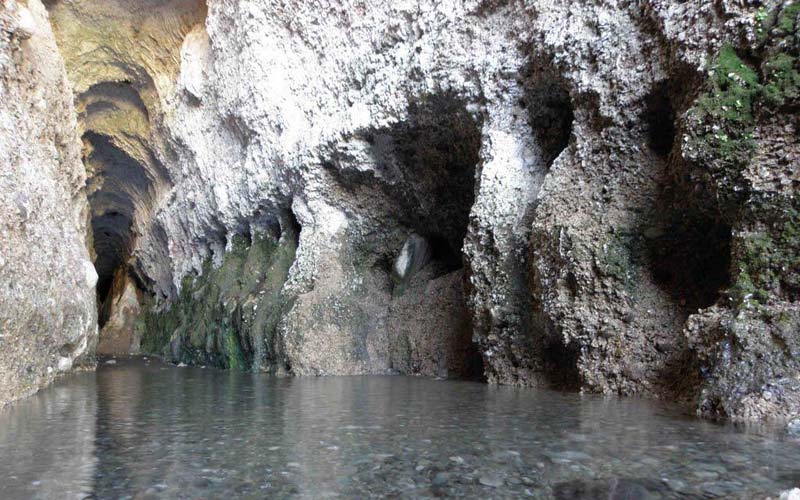 غارهای آهکی در چشمه آب معدنی زاهدان