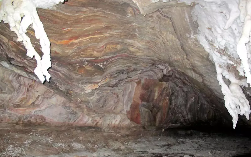 قندیل های نمک در ورودی غار نمکدان
