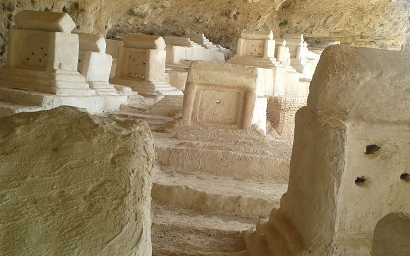 مقبره های گچی در آرامگاه هفتاد ملا زاهدان
