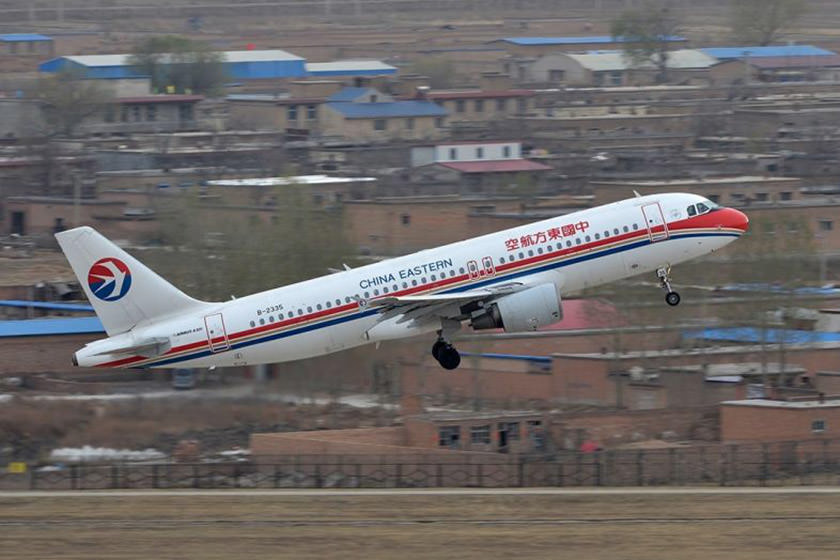 سقوط یک مهماندار هواپیمای خطوط هوایی چین