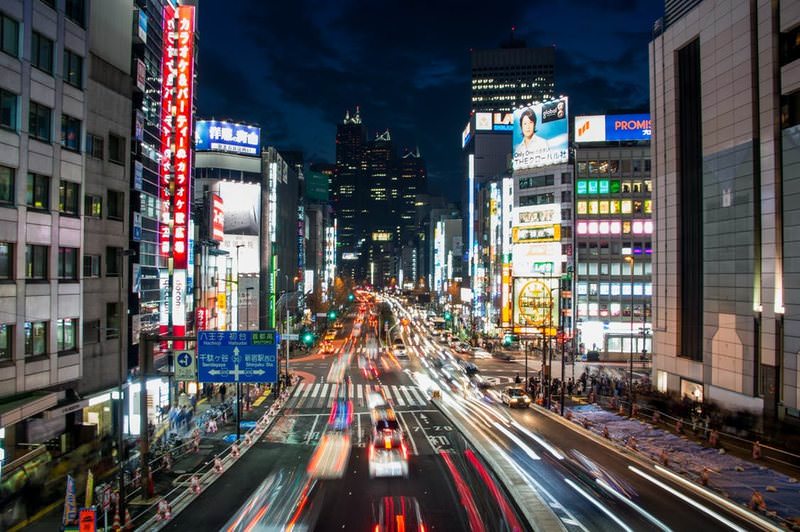 خیابانی شلوغ در توکیو و مسیری که چراغ‌هایش سبز است