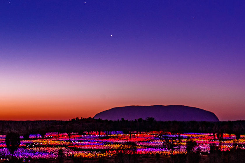 صخره  آیرس استرالیا، زیر نورپردازی خیره کننده‌ای می‌درخشد