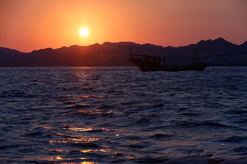 جهانگردی ایرانی به مناسبت روز خلیج فارس از عمان تا خلیج فارس شنا می‌کند