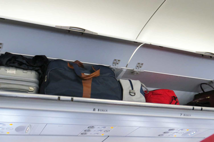 چگونه در هواپیما بار را در قفسه بالای صندلی قرار دهیم؟