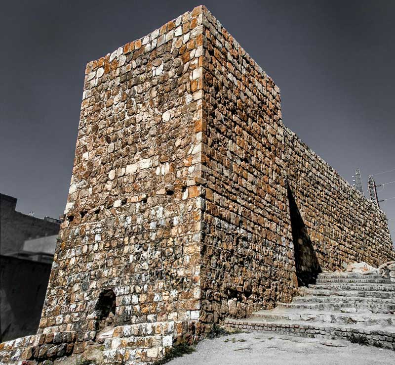 دیوارهای سنگی بلند آسیاب گبری خرم آباد