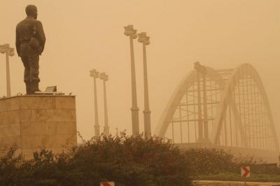 گرد و غبار در استان خوزستان، ادارات و مدارس را تعطیل کرد
