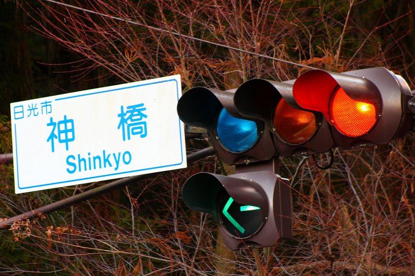 رنگ سبزآبی در چراغ های راهنمایی ژاپن