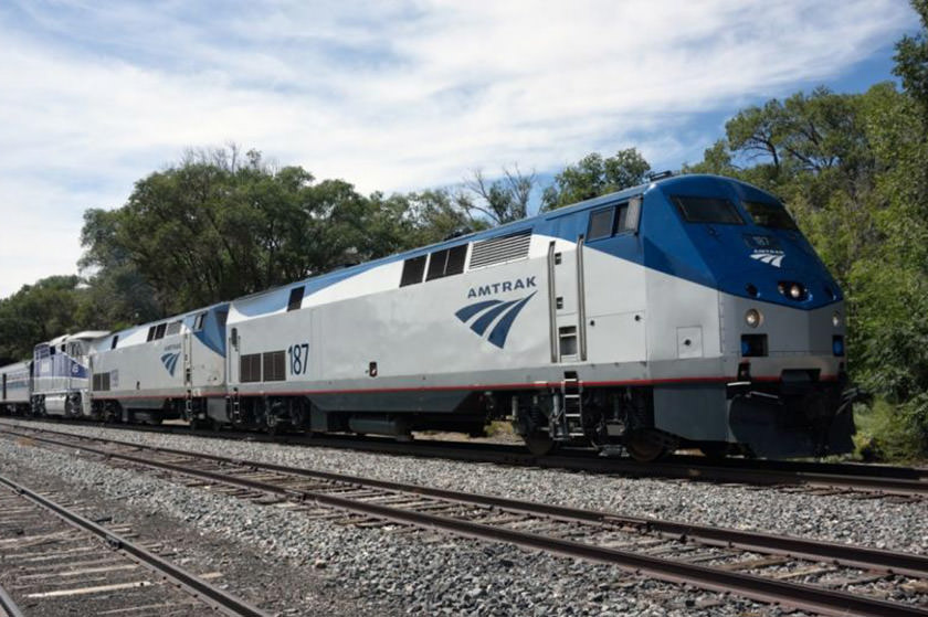 راه آهن آمریکایی از یک مسافر خواست نشان ضدترامپ خود را درآورد
