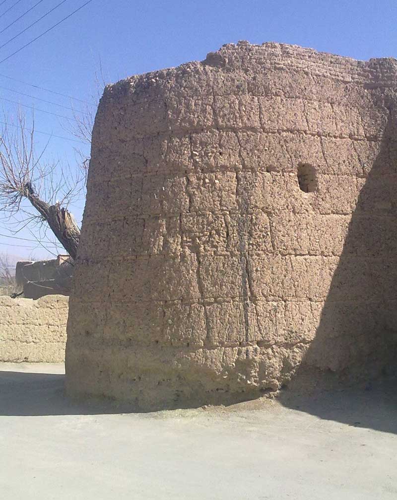 قلعه جمشیدی با دیوارهای کاهگلی (قلعه گبری)