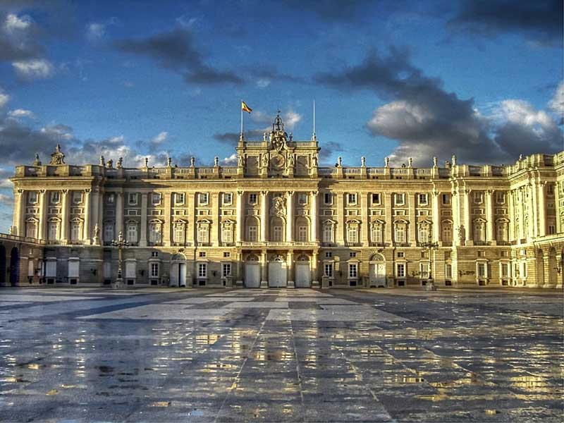 کاخ سلطنتی مادرید پس از بارش باران