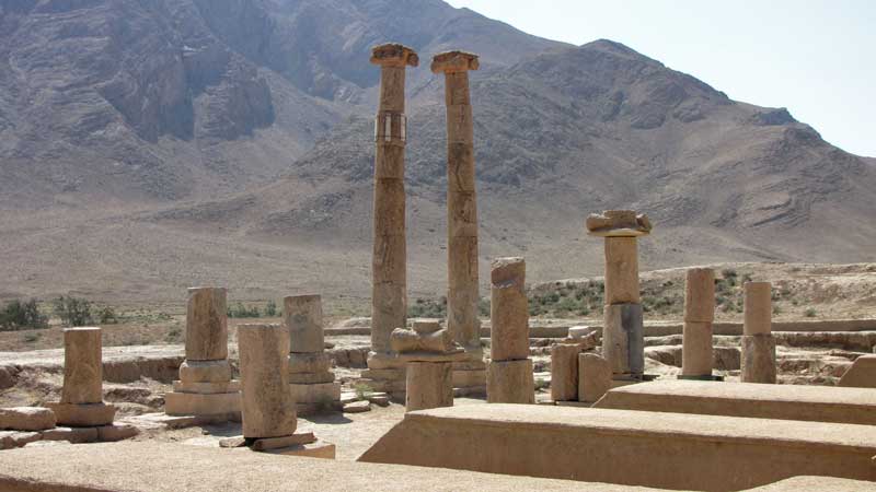 ستون های باستانی در سایت تاریخی خورهه
