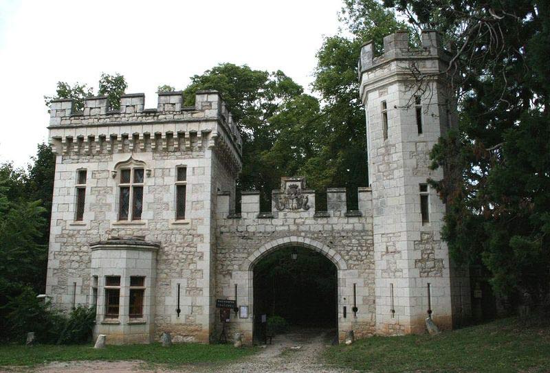 کاخ تسخیر شده Château de Veauce در فرانسه