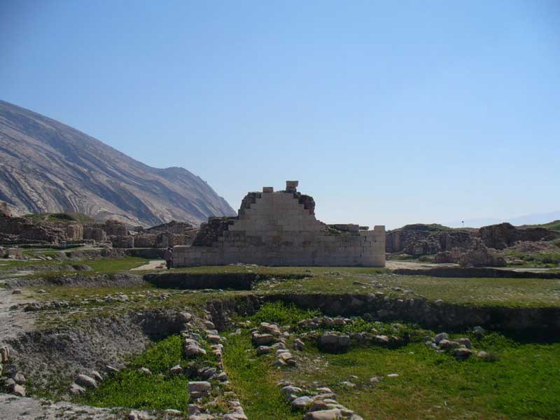 آثار و بناهای سنگی باقی مانده از شهر بیشاپور