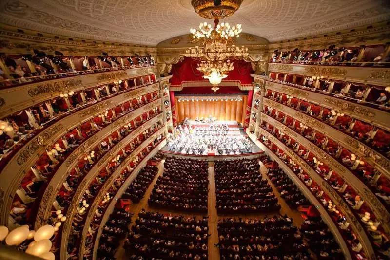 جمعیت تماشاگران در سالن تئاتر آلااسکالا (Teatro Alla Scala)