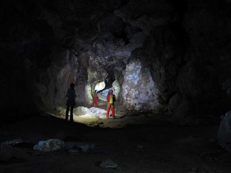 غارنوردان در حال بازدید از غار یکه چاه