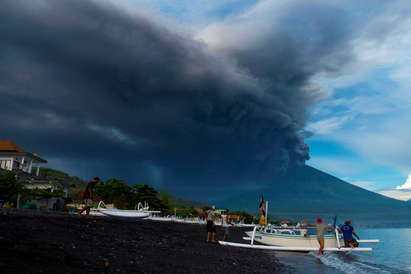 تعطیلی موقت فرودگاه بین‌المللی «جزیره بالی» در پی فوران آتشفشان «آگونگ»