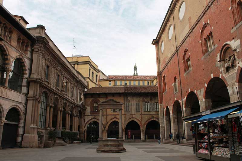 چاه قدیمی در پیاتزا دی مِرکانتی (Piazza dei Mercanti)